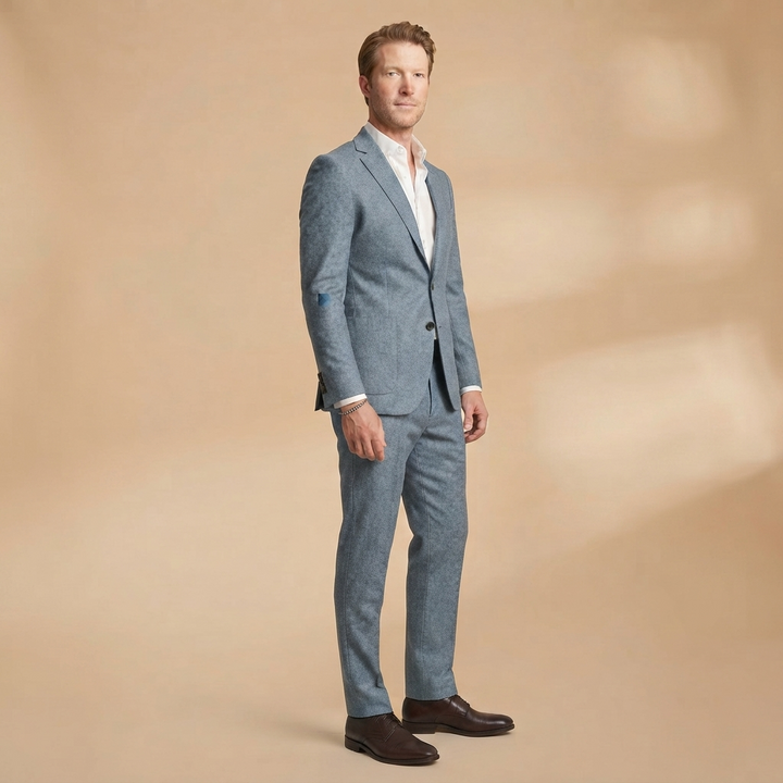 Blazer e calças de fato homem corte ajustado, estilo moderno e sofisticado.