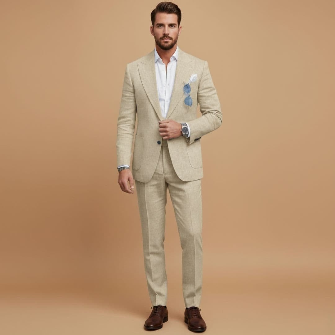 Conjunto de fato masculino profissional, blazer de lapela e calças, perfeito para reuniões e ambientes de trabalho.