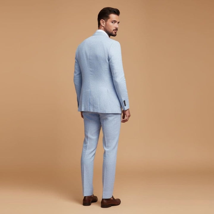 Traje formal masculino, fato dois peças com blazer de lapela, destacando moda masculina e estilo clássico.
