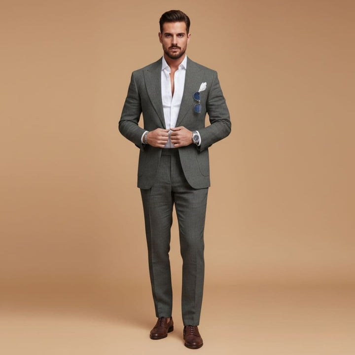 Fato masculino elegante para cerimónias, blazer e calças sociais, representando a tendência em moda masculina.