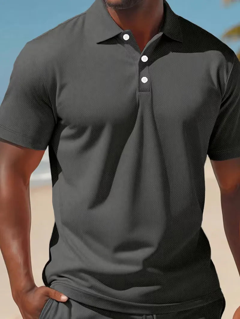 Roupa de verão para homem, com polo e calção. Perfeita para relaxar com estilo.
