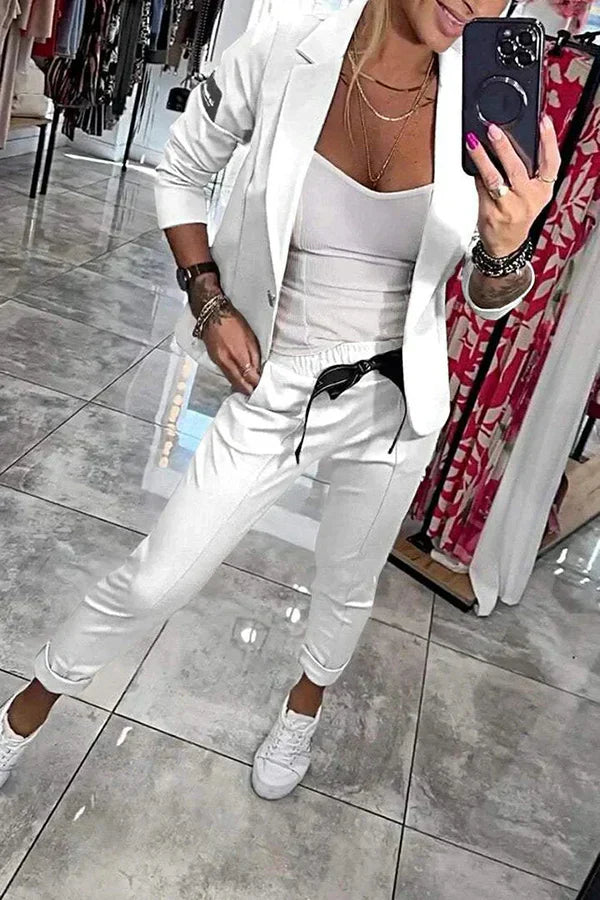 Sofisticado conjunto feminino com jaqueta aberta e calça jogger. Ideal para um visual chique e descontraído.