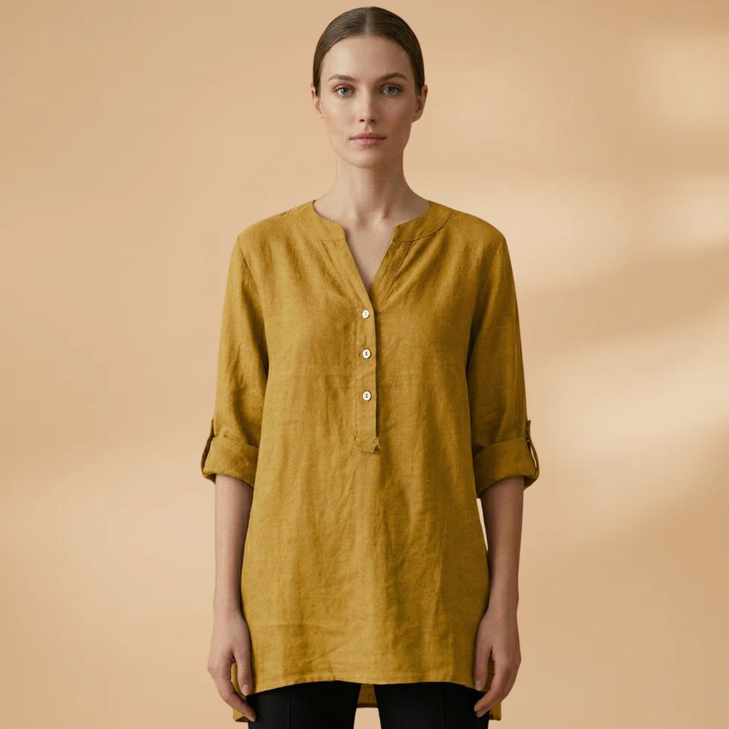 Blusa feminina de linho, decote V e manga rolável. Para um look casual chic e confortável.