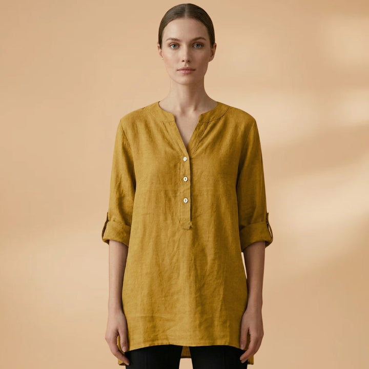 Blusa feminina de linho, decote V e manga rolável. Para um look casual chic e confortável.