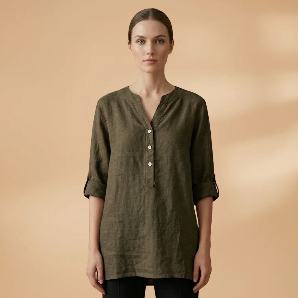 Blusa feminina de linho, decote V. Manga rolável para ajuste e praticidade. Estilo e conforto.