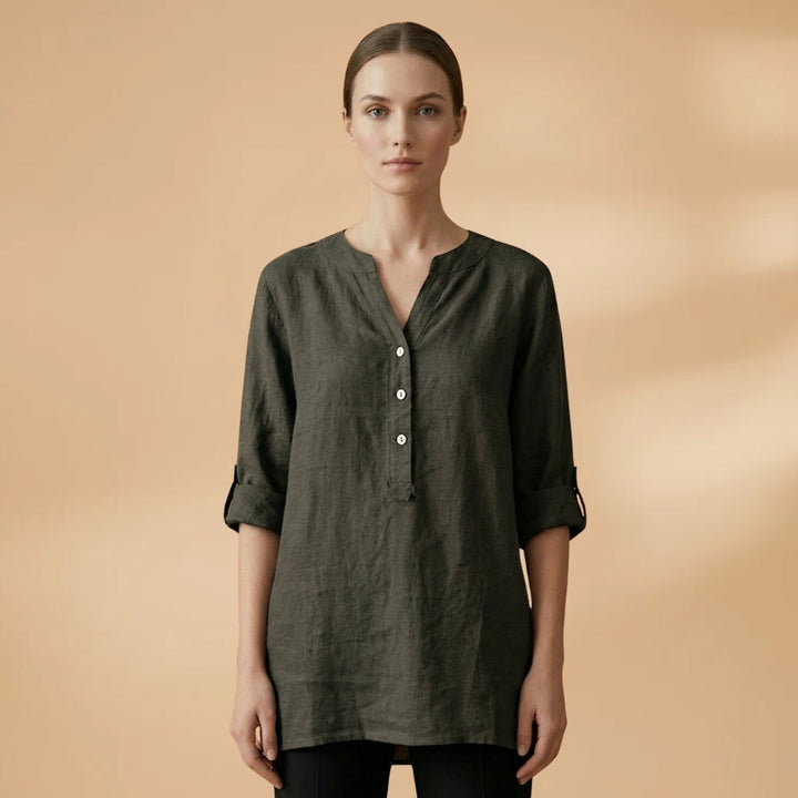 Blusa de linho feminina, decote V, manga rolável. Fluida e elegante para dias de sol.