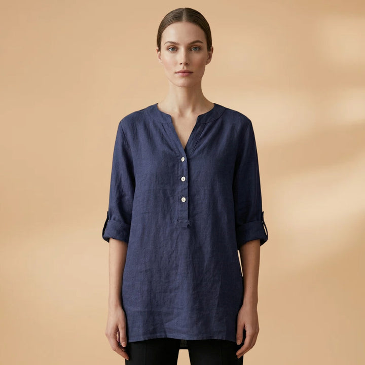 Blusa feminina de linho, decote V, manga rolável. Visual moderno e descontraído para o verão.