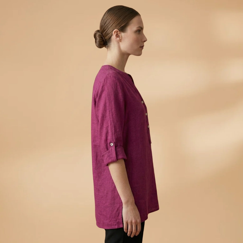 Blusa de linho feminina com decote V, manga rolável. Versátil para looks casuais ou elegantes.