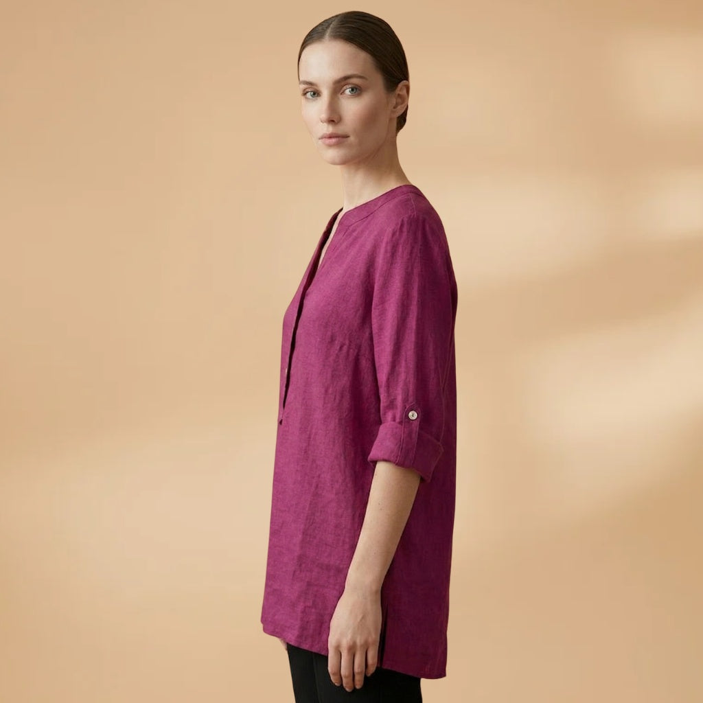 Blusa de linho feminina, decote V, manga rolável, ideal para dias quentes. Leve e estilosa.