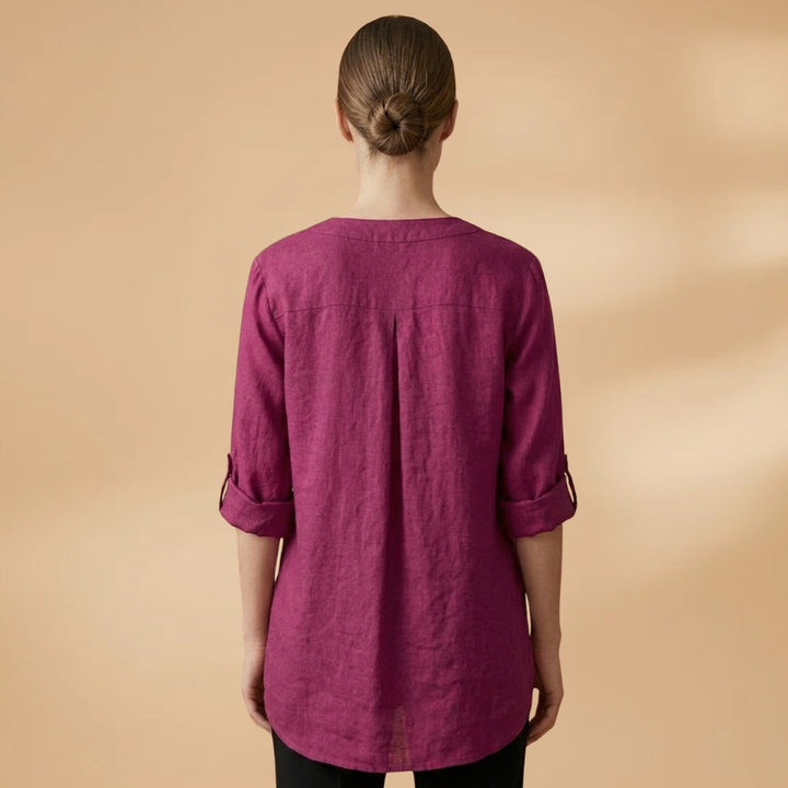 Blusa feminina de linho, decote V, manga rolável. Essencial para um visual fresco e sofisticado.