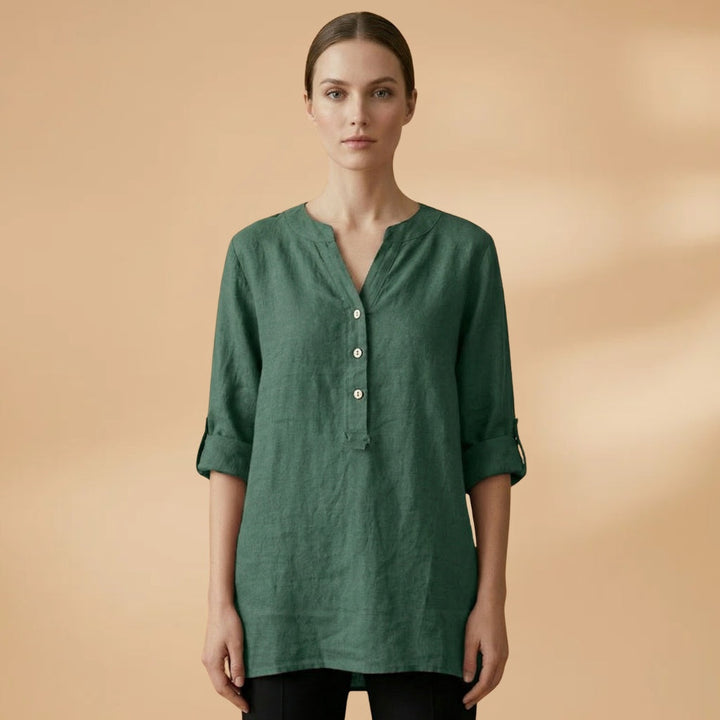 Blusa de linho feminina elegante, decote V, manga rolável. Estilo versátil para diversas ocasiões.
