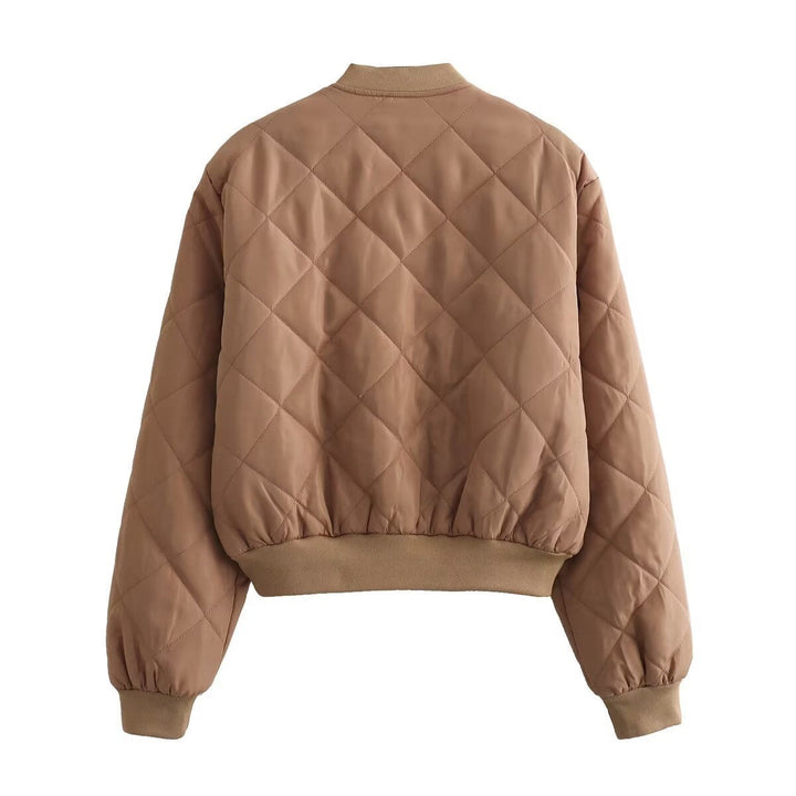 Casaco bomber feminino matelassé, elegante e desportivo, perfeito para os dias frios de outono-inverno.