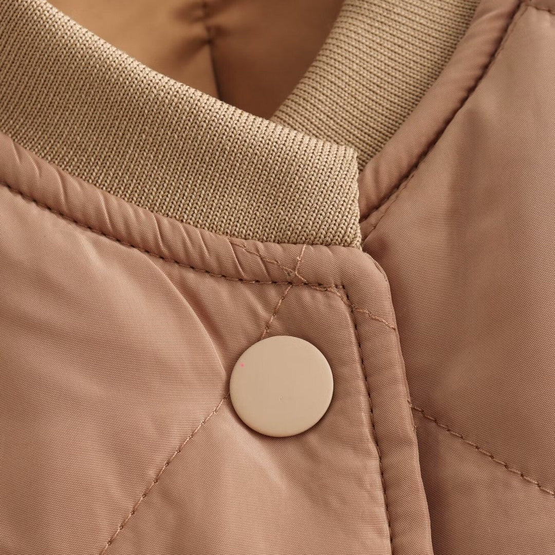 Casaco bomber matelassé de mulher, versátil para looks desportivos ou elegantes. Essencial para o inverno.