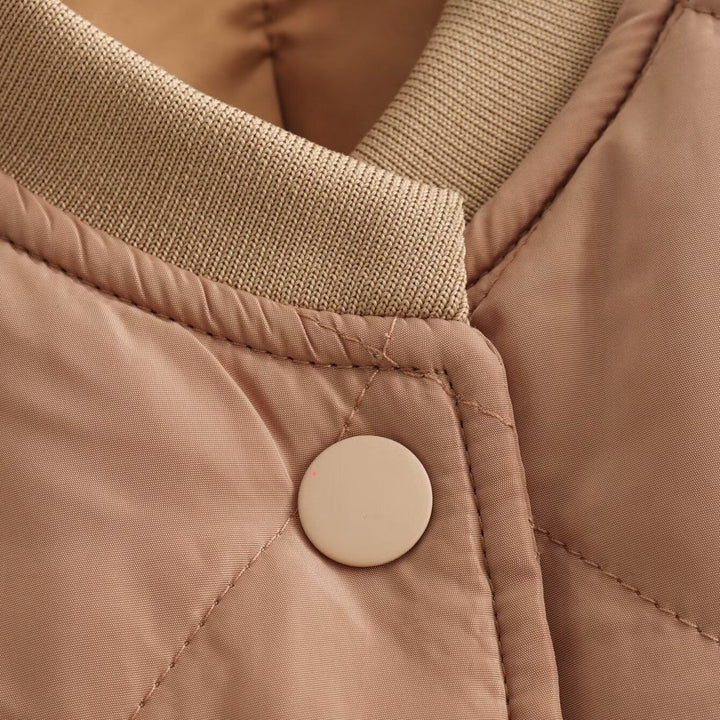 Casaco bomber matelassé de mulher, versátil para looks desportivos ou elegantes. Essencial para o inverno.
