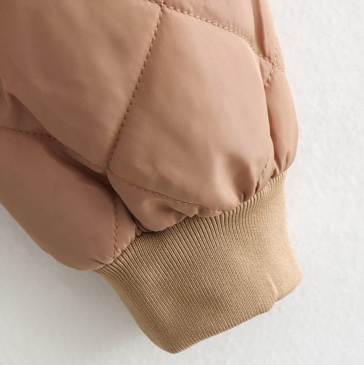 Bomber acolchoada matelassé cropped para mulher. Desportivo e quente para outono/inverno.
