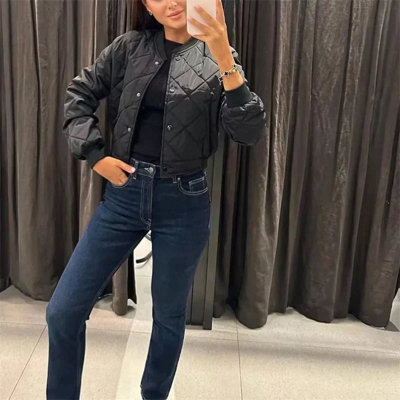 Casaco bomber matelassé acolchoado para mulher. Estilo moderno, quente e desportivo.