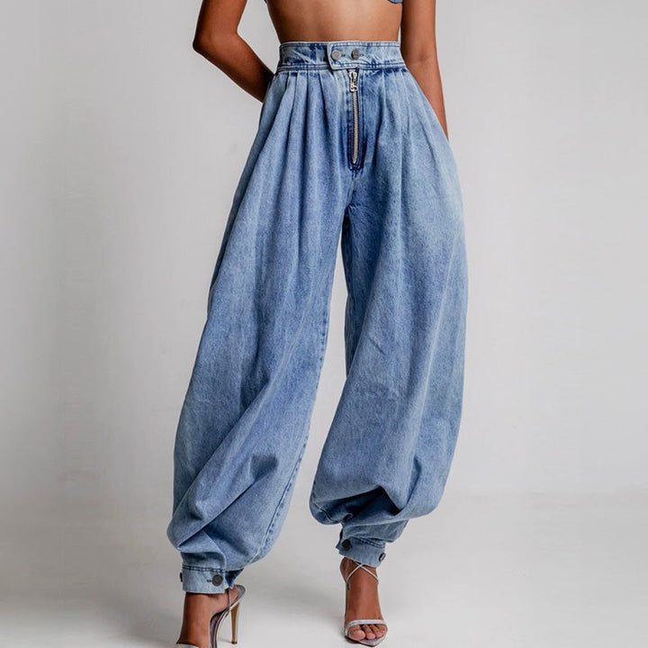 Calças de ganga femininas balão de cintura alta e plissadas, com estilo moderno e casual-elegante.