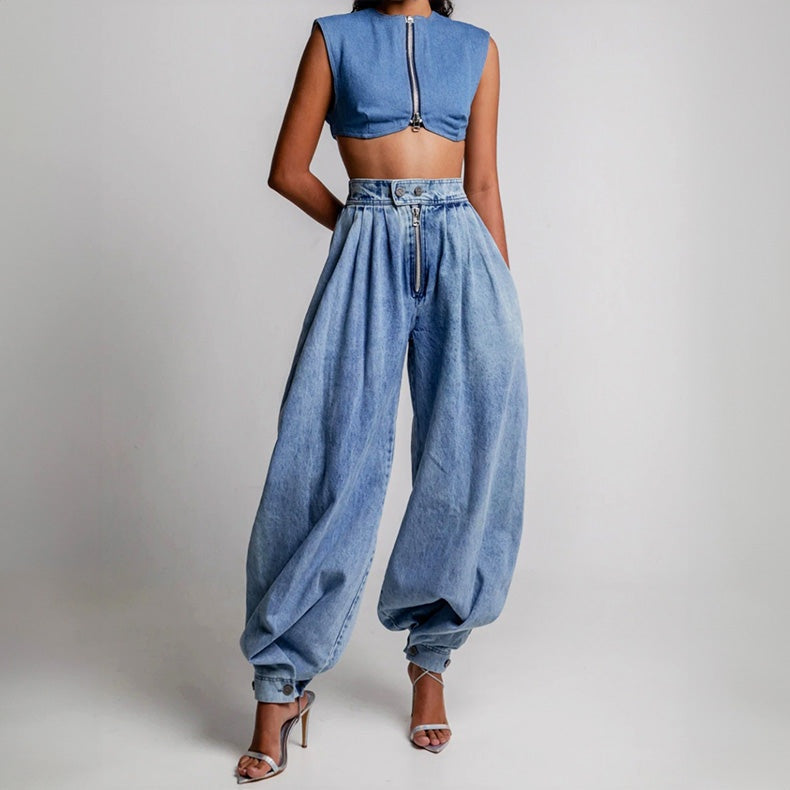 Modelo de calças balão femininas em ganga denim, com design plissado e cintura alta, para looks versáteis.