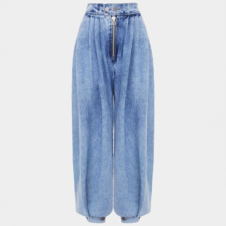 Detalhe de calças de ganga femininas com corte balão, cintura alta e pregas, ideal para moda casual e estilo.