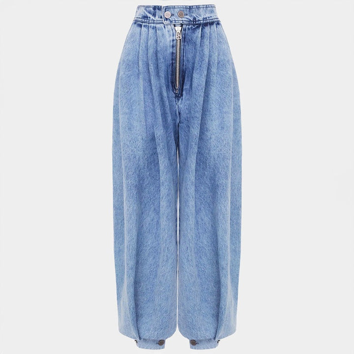 Detalhe de calças de ganga femininas com corte balão, cintura alta e pregas, ideal para moda casual e estilo.