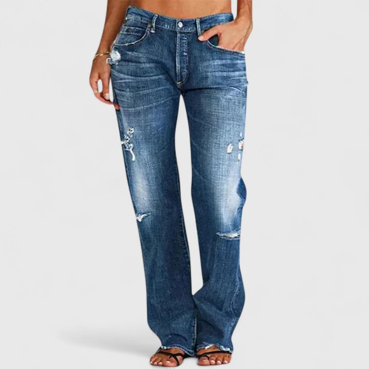 Calça jeans feminina rasgada vintage, cintura baixa e corte largo. Conforto e estilo para o dia a dia.