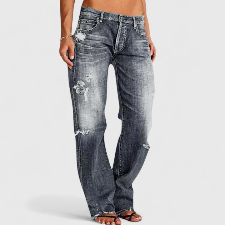 Calças jeans femininas rasgadas, cintura baixa. Modelo de corte largo, ideal para looks streetwear e casuais.