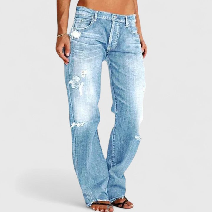 Jeans rasgados femininos, cintura baixa, corte largo. Calças confortáveis e cheias de estilo para moda casual e vintage.