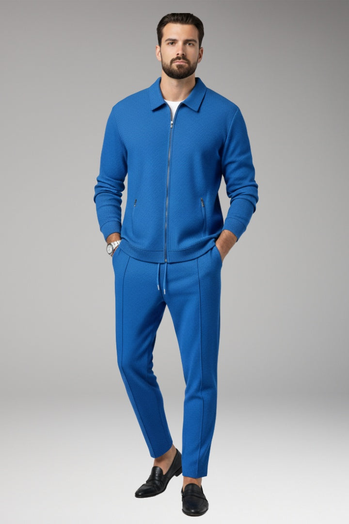 Homem usando conjunto masculino waffle, casaco e calças, demonstrando conforto e estilo.