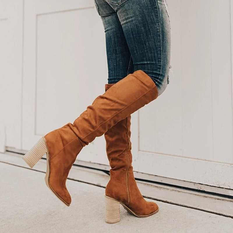 Botas cano alto de camurça preta para mulher, salto bloco elegante. Calçado versátil de inverno e outono.