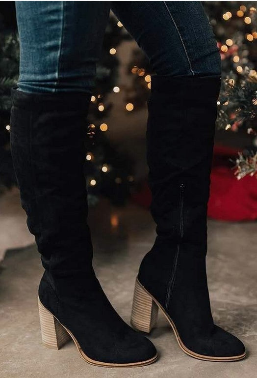 Botas cano alto de camurça para mulher, com salto bloco. Moda feminina para inverno e outono, estilo elegante.