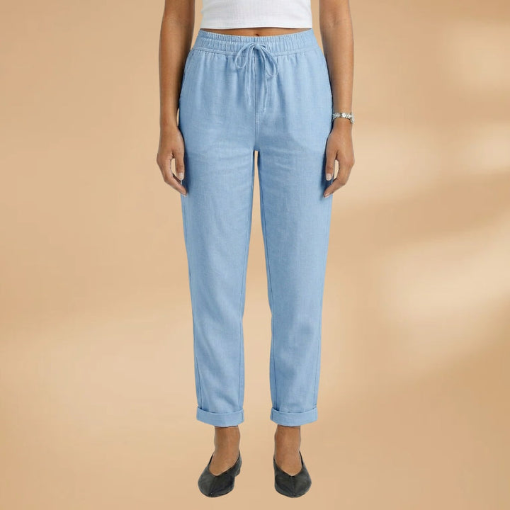 Estilo versátil das calças de linho femininas. Peça essencial para um guarda-roupa de verão casual.