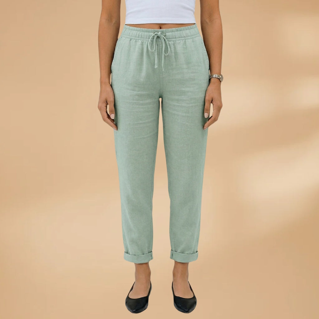 Calças de linho femininas fluidas em cabide, prontas para usar. Cintura elástica, conforto e estilo casual.