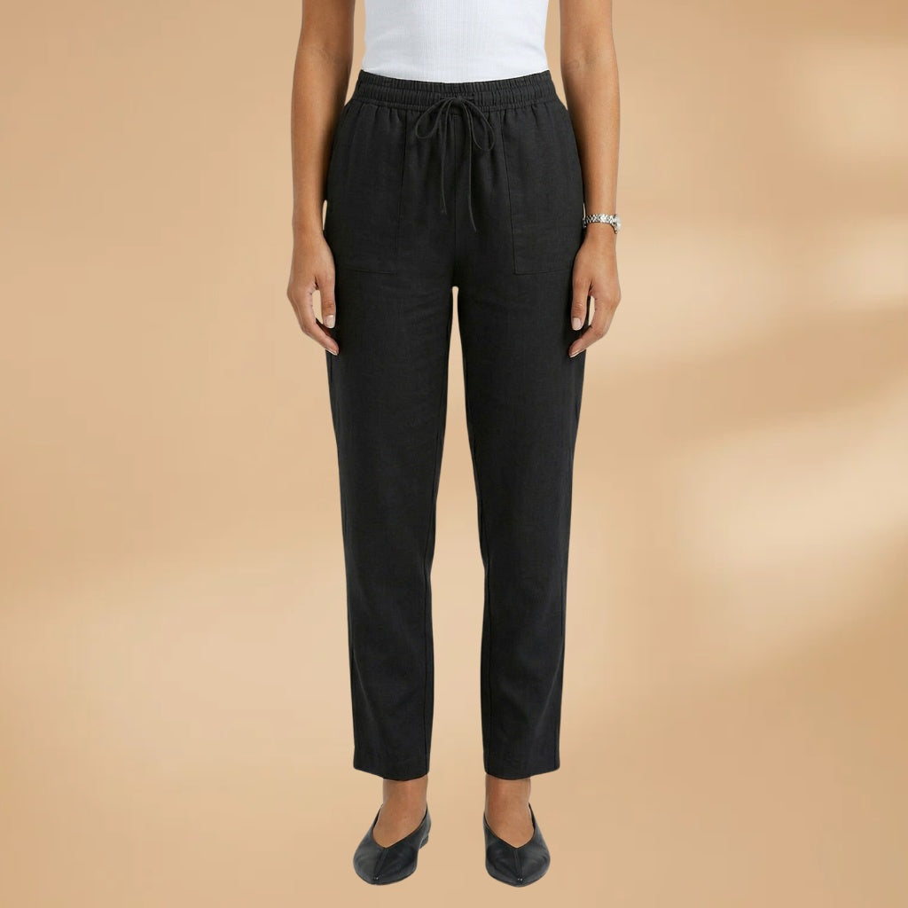Detalhe da cintura elástica das calças de linho femininas. Garante conforto e ajuste perfeito.