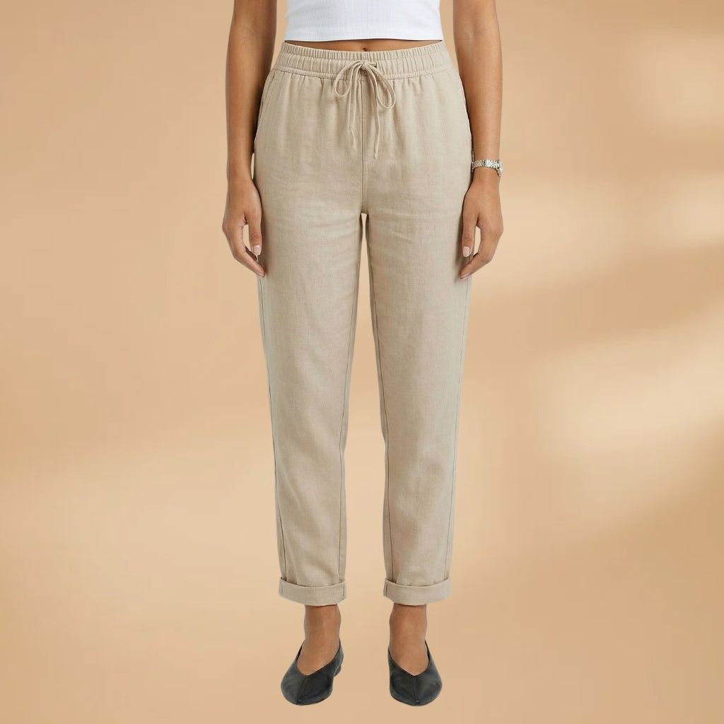 Detalhe da barra das calças de linho femininas, caimento solto e fluido. Moda verão com conforto.