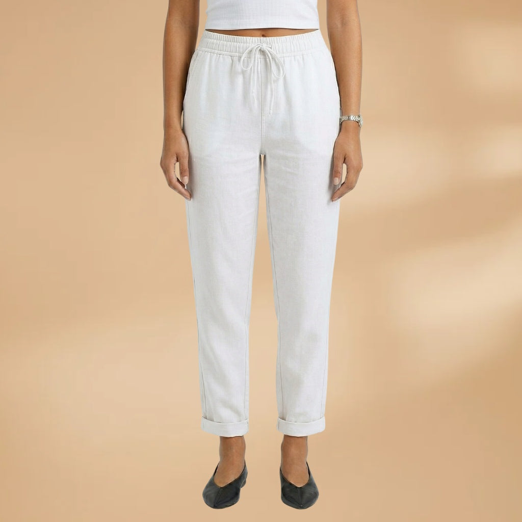 Calças de linho femininas em ambiente externo, luz natural. Conforto e estilo casual para dias quentes.