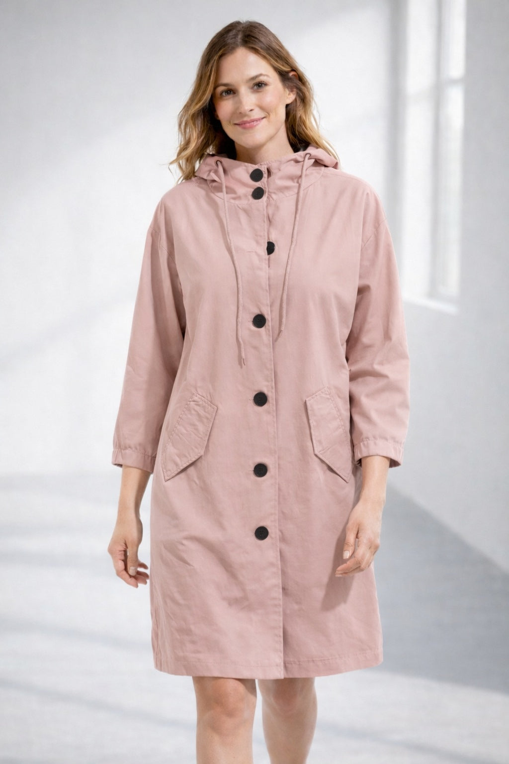 Versátil capa de chuva feminina Filipa, casaco impermeável para mulher, com capuz e conforto.