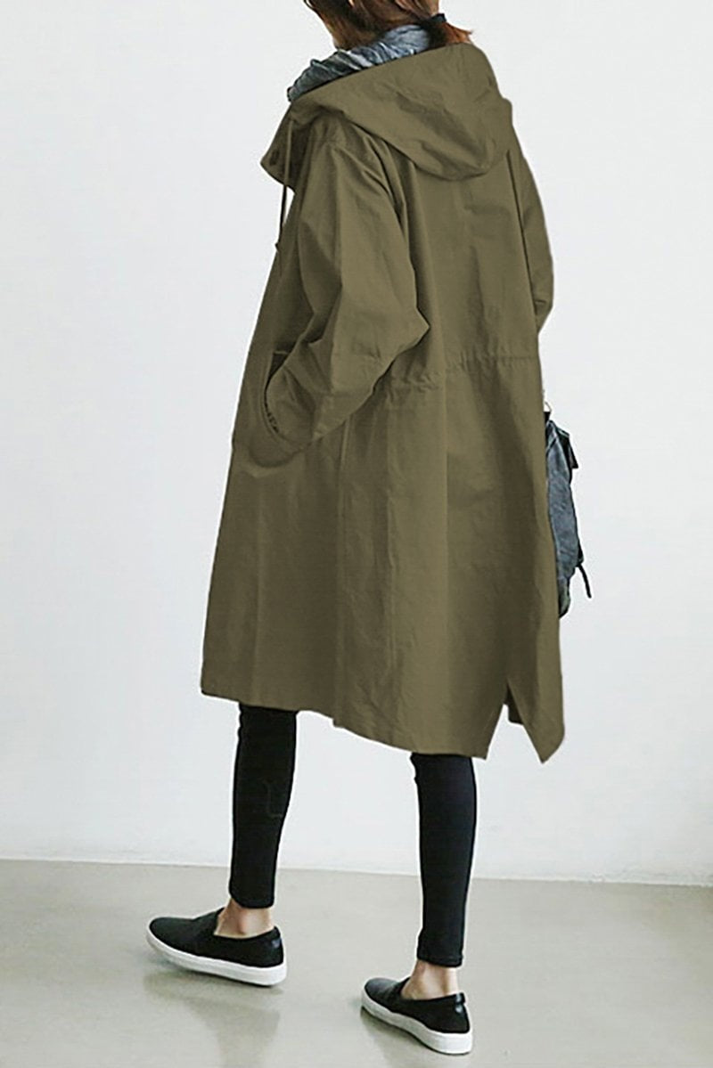 Capa de chuva feminina Filipa, ideal para caminhadas na chuva com conforto e estilo.