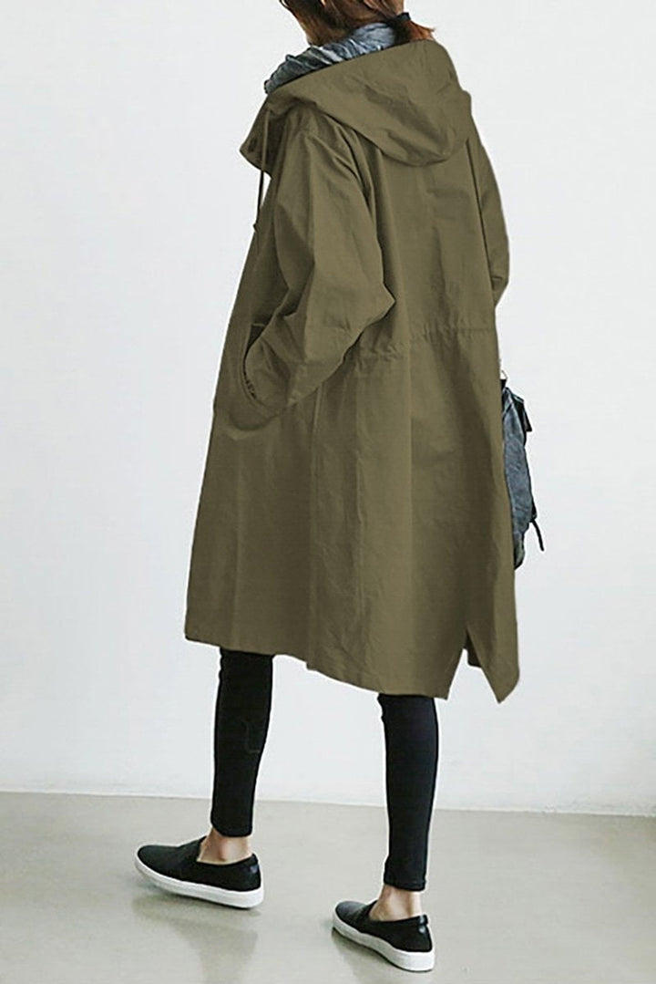 Capa de chuva feminina Filipa, ideal para caminhadas na chuva com conforto e estilo.