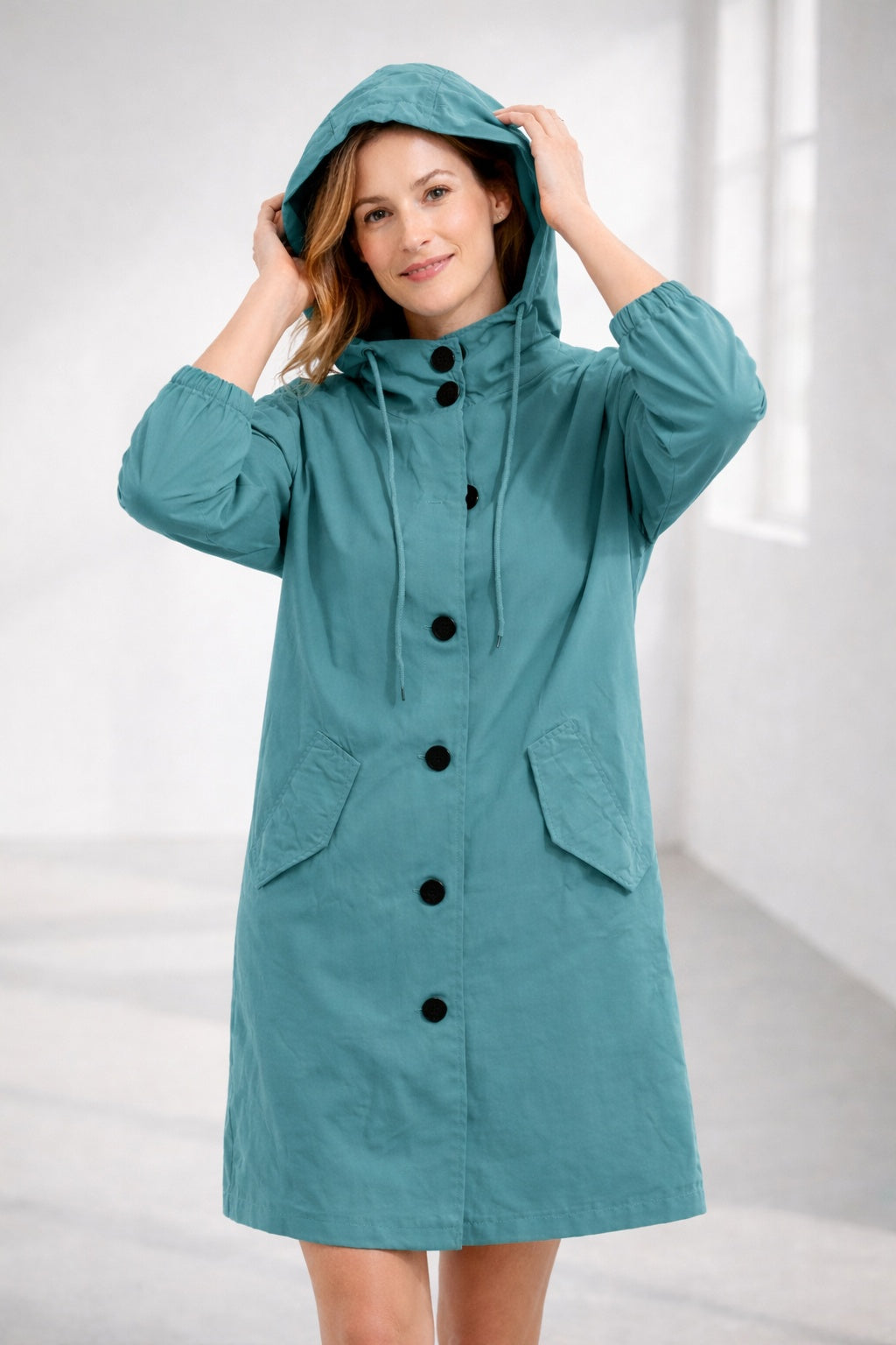 Elegante capa de chuva Filipa feminina, casaco impermeável com capuz protetor para dias de chuva.