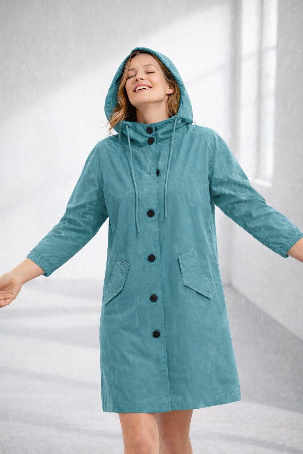 Capa de chuva Filipa feminina impermeável, proteção completa contra chuva com capuz versátil.