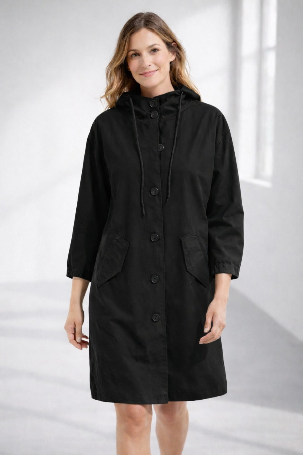 Mulher veste capa de chuva Filipa feminina, impermeável e elegante, perfeita para dia chuvoso.