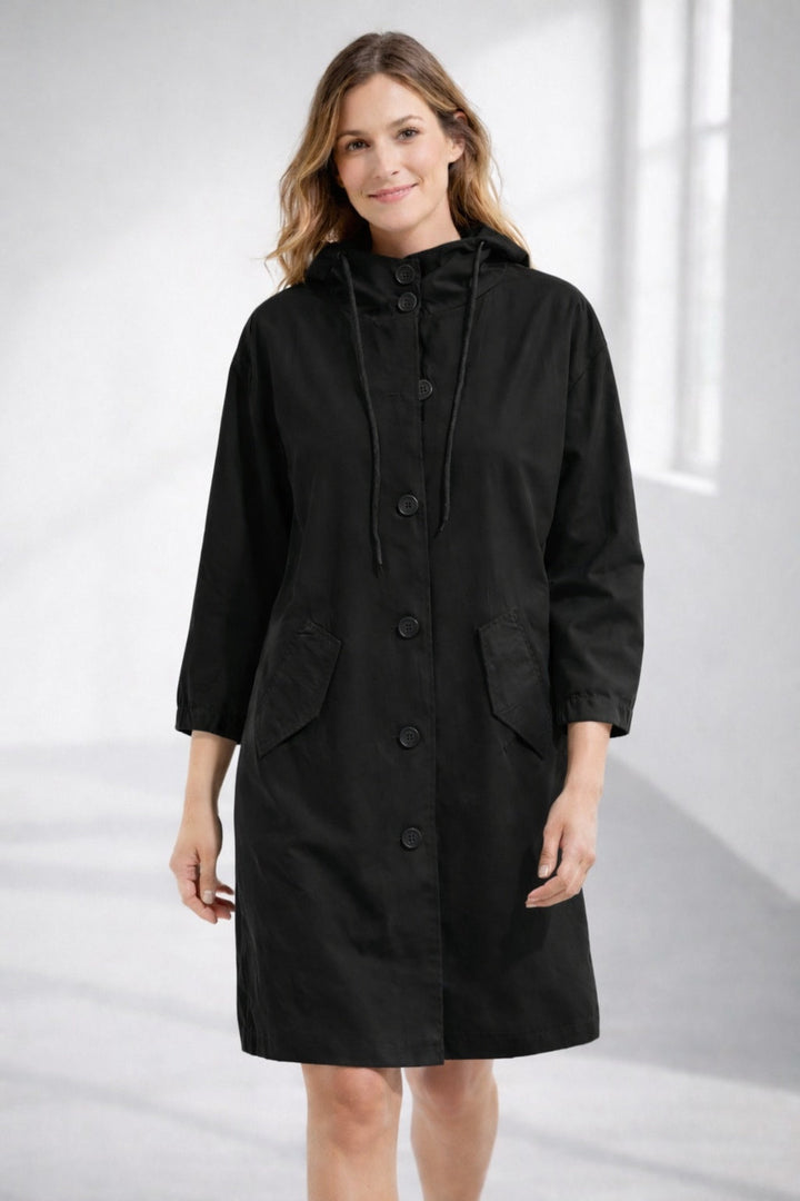 Mulher veste capa de chuva Filipa feminina, impermeável e elegante, perfeita para dia chuvoso.