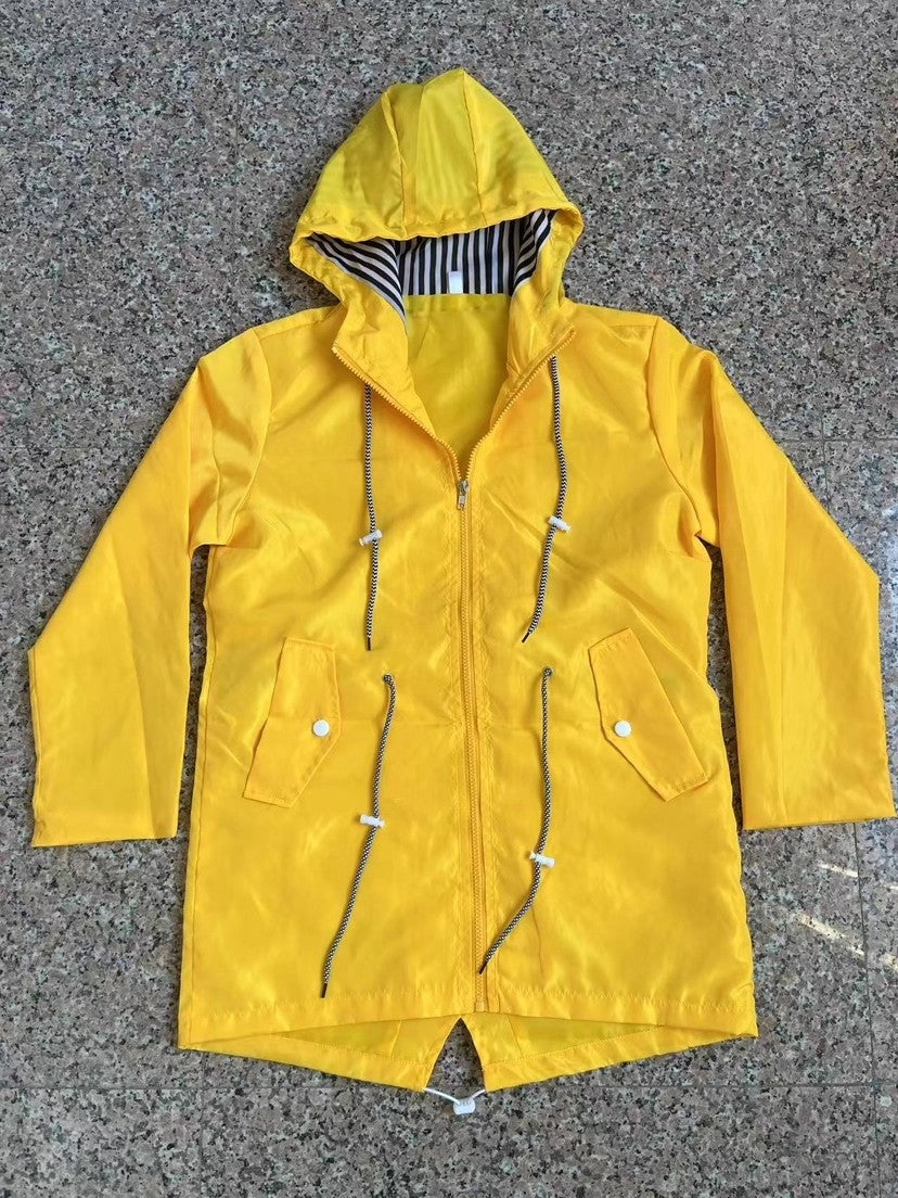 Impermeável feminino com capuz e cintura ajustável, em tecido resistente, para outono e inverno.
