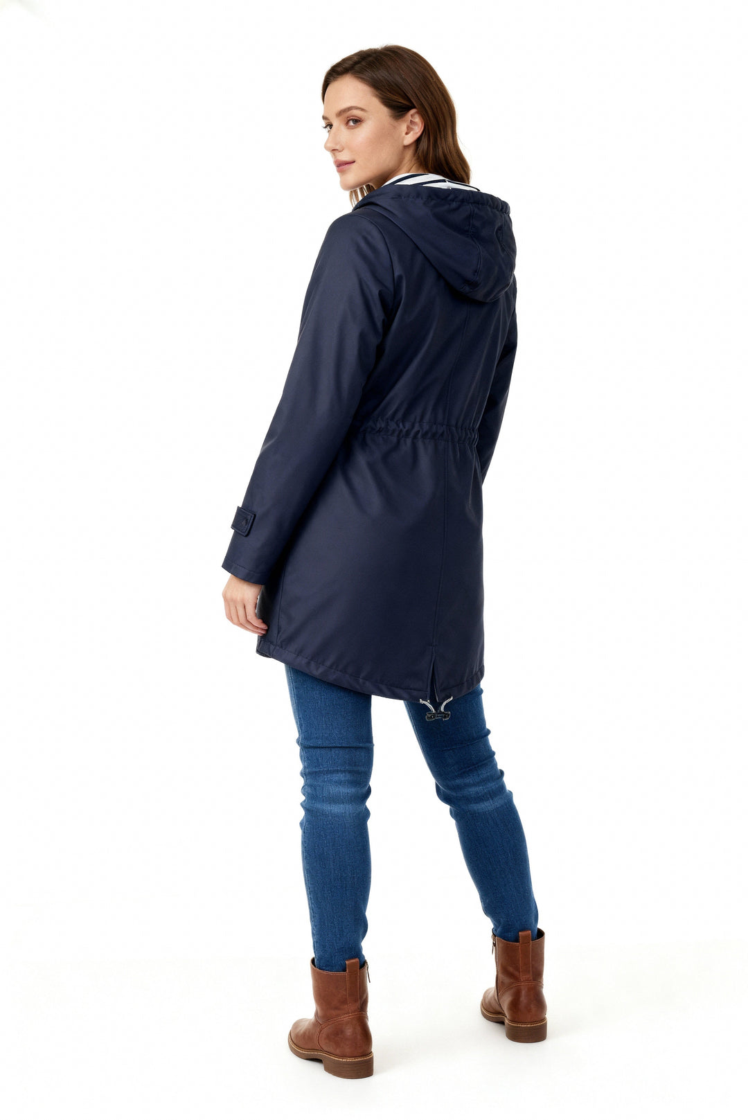 Corta-vento feminino casual com capuz, cintura ajustável e bolsos, em tom neutro.
