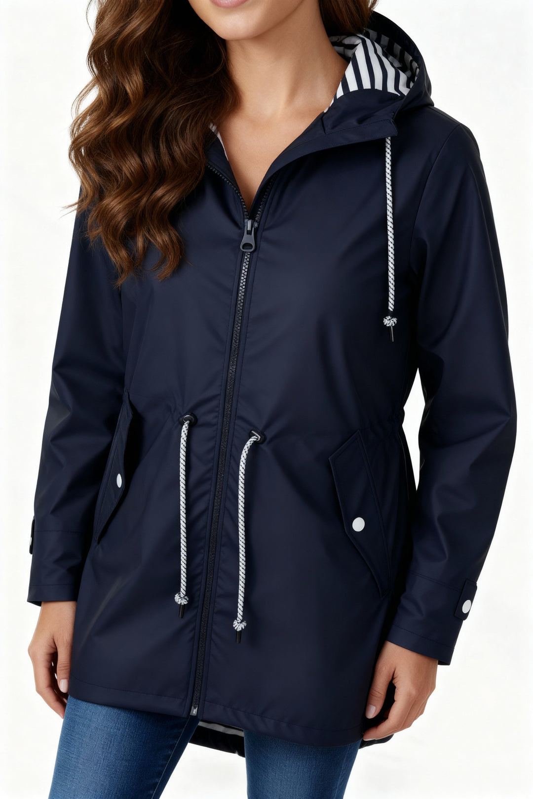 Impermeável de mulher com capuz, design moderno e cintura ajustável, para conforto no inverno.