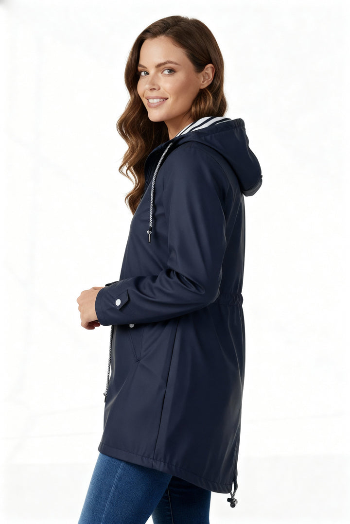 Casaco impermeável feminino com capuz removível e fecho, versátil para primavera e outono.