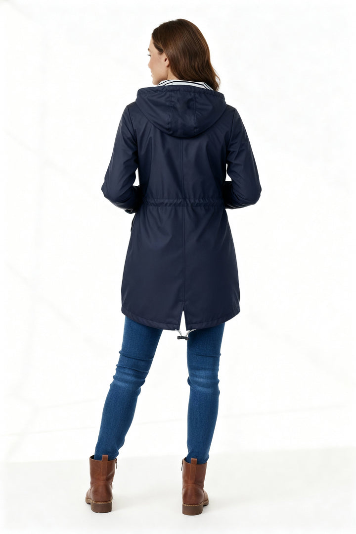 Corta-vento elegante para mulher, com capuz e ajuste na cintura, proteção contra vento e chuva.