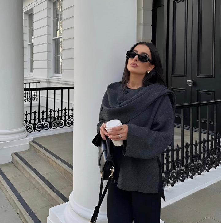 Poncho de lã quente e elegante para mulher, com corte assimétrico e gola ampla. Perfeito para o inverno.
