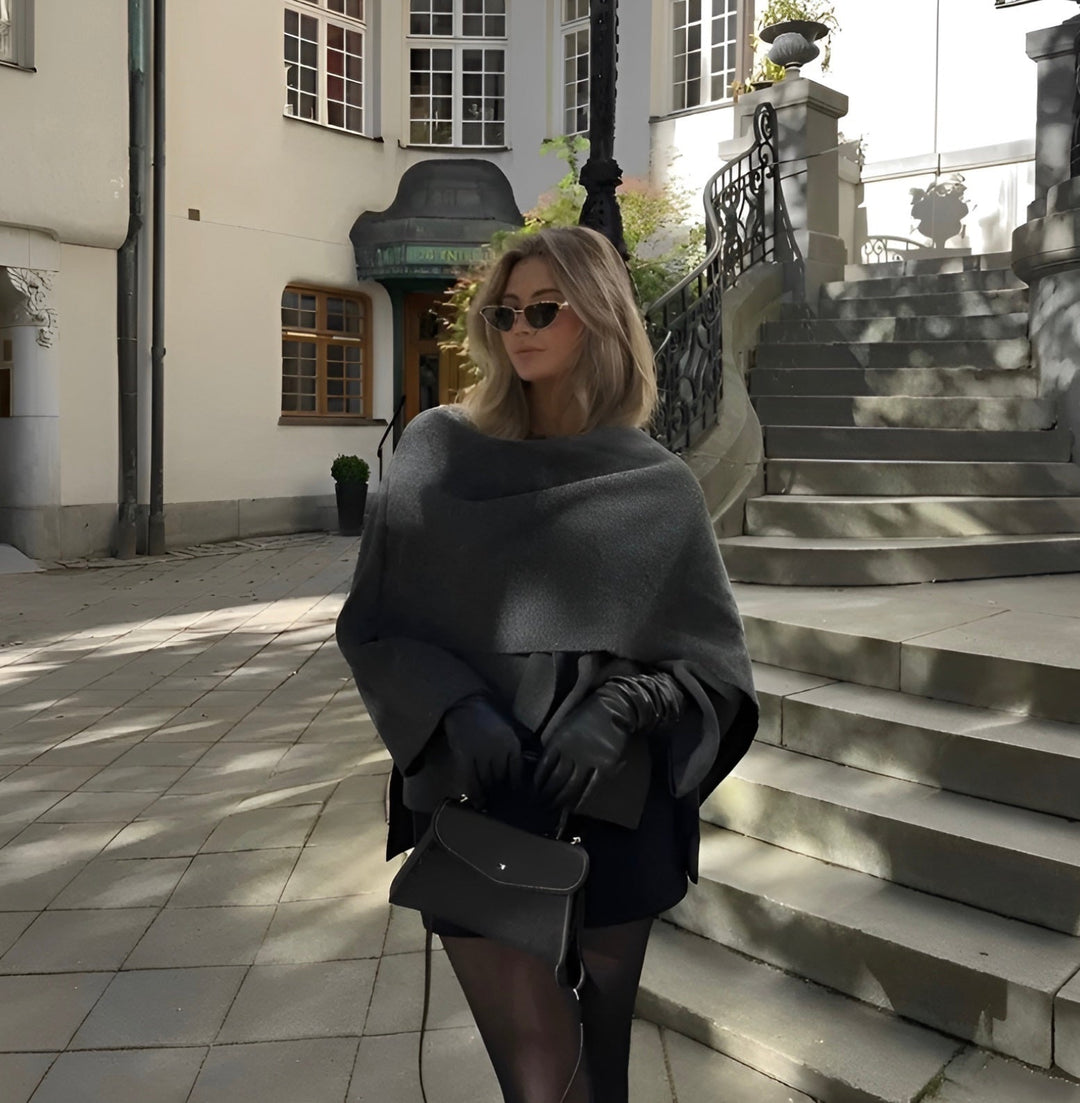 Poncho de lã feminino, design assimétrico e gola ampla. Peça confortável e elegante para o outono e inverno.