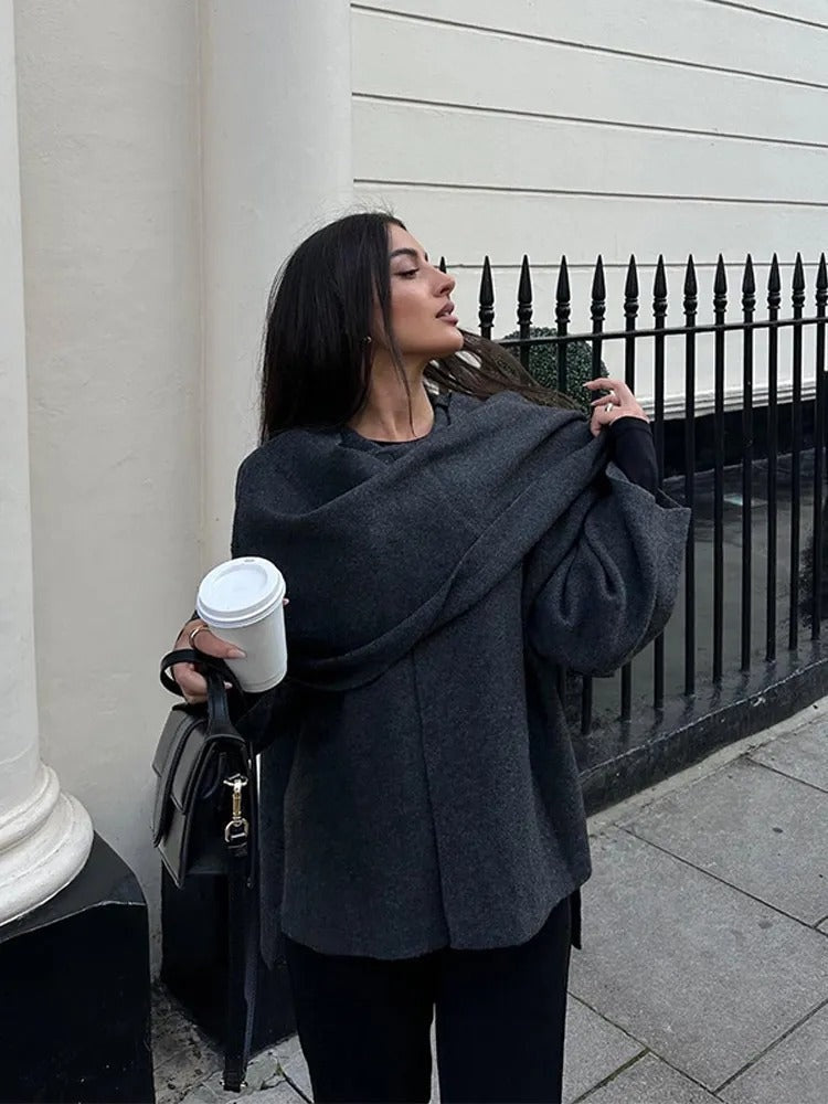 Capa de lã assimétrica para mulher, com gola ampla. Agasalho versátil e moderno para a moda feminina.